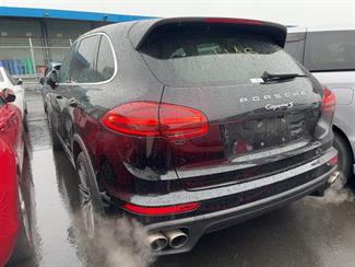 2015 Porsche Cayenne - Thumbnail